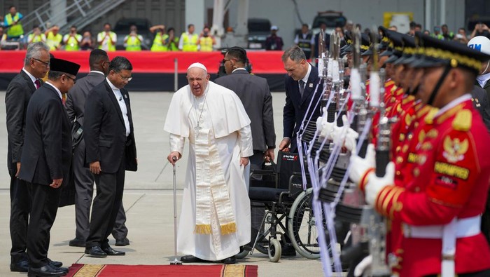 Momen Perpisahan dengan Paus Fransiskus Sebelum Tinggalkan Indonesia Pope Francis is assisted out of a car ahead of his departure from Jakarta Soekarno-Hatta International Airport, Indonesia, Friday, Sept. 6, 2024. Tatan Syuflana/Pool via REUTERS