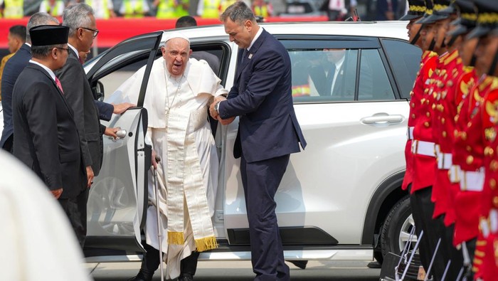 Momen Perpisahan dengan Paus Fransiskus Sebelum Tinggalkan Indonesia Pope Francis is assisted out of a car ahead of his departure from Jakarta Soekarno-Hatta International Airport, Indonesia, Friday, Sept. 6, 2024. Tatan Syuflana/Pool via REUTERS