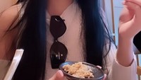 Di Instagramnya, penyanyi berusia 21 tahun ini bagikan momen saat ia mencicipi natto ketika sedang berlibur di Jepang. Foto: Site News