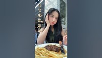 Lyodra ternyata penggemar berat hidangan steak. Menu andalannya saat makan siang ada steak dengan kentang goreng. Foto: Site News