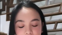 Kalau ini pose tak sabar Lyodra saat ngemil dimsum yang jadi salah satu usaha kulinernya. Foto: Site News