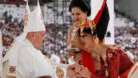 Punya suara yang merdu, Lyodra Margareta Ginting menarik perhatian usai menjadi salah satu pengisi acara di misa akbar Paus Fransiskus di GBK. Foto: Site News