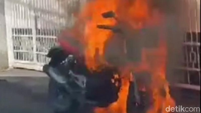 Motor warga Pasuruan terbakar