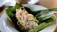 Kalau mau ekstra sayur bisa pesan menu sayur urap (Rp 10.000). Oh ya, semua menu di sini halal dan bisa dipesan via aplikasi ojek online. Kalau sedang berada di Bali, jangan lupa coba nasi campur ini. Foto: Site News