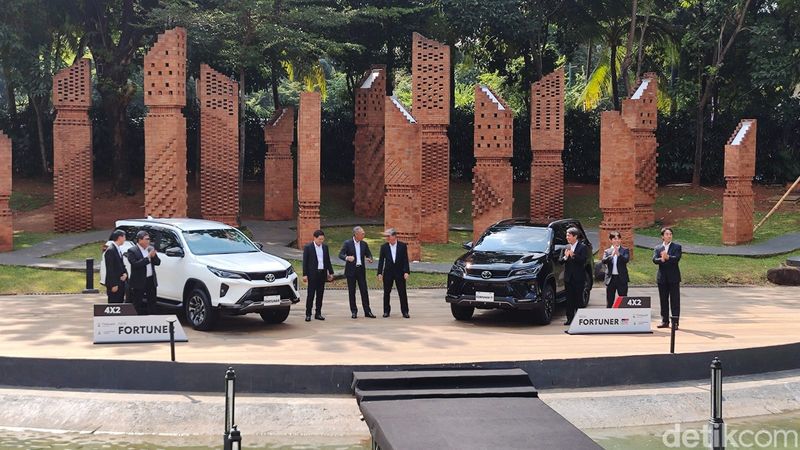 PT Toyota Astra Motor (TAM) resmi meluncurkan Toyota Fortuner baru di Indonesia, Jumat (6/9). Kendaraan gagah tersebut mendapat sejumlah pembaruan dibandingkan model sebelumnya.