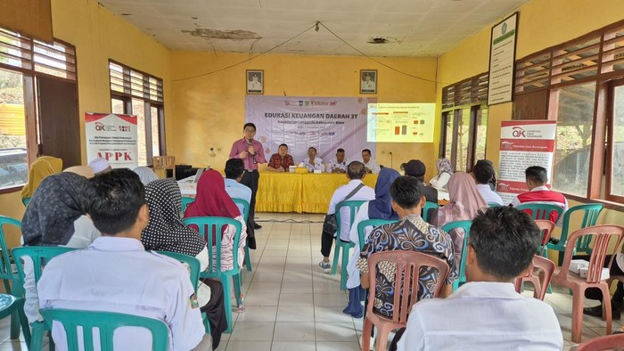 OJK NTB menggelar peningkatan literasi keuangan masyarakat pesisir di Kecamatan Langgudu, Kabupaten Bima, NTB, Kamis (5/9/2024).