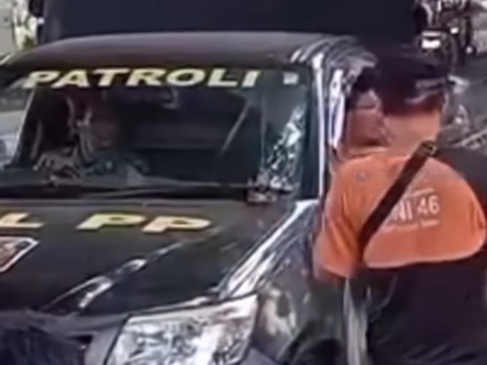 Oknum anggota Satpol PP diduga mengambil uang setoran ke PKL di Kalimalang, Kota Bekasi. Pemkot Bekasi memproses oknum Satpol PP tersebut. (dok Istimewa)
