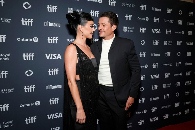 Sedangkan Orlando Bloom tampil simpel dengan setelan tuksedo hitam yang dipadukan dengan kemeja turtleneck. Foto: Getty Images for RBC/Ryan Emberley