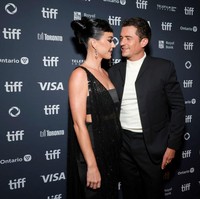 Sedangkan Orlando Bloom tampil simpel dengan setelan tuksedo hitam yang dipadukan dengan kemeja turtleneck. Foto: Getty Images for RBC/Ryan Emberley