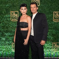 Katy Perry mengenakan bandeau bra atau bra tanpa tali dari CELINE yang dipadukan dengan rok high waist dan veil satin bordir. Penyanyi 39 tahun itu menguatkan gaya edgy pada penampilannya dengan menerapkan riasan smokey eyes dan rambut yang disanggul tinggi serta poni super pendek atau mikro. Foto: Getty Images for RBC/Ryan Emberley