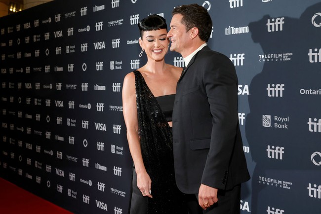 Pasangan yang berstatus tunangan ini tampil serasi saat berpose di karpet merah premier film The Cut. Keduanya sama-sama tampil dengan busana hitam. Foto: Getty Images/Emma McIntyre