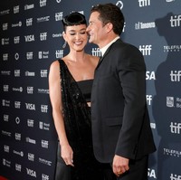 Pasangan yang berstatus tunangan ini tampil serasi saat berpose di karpet merah premier film The Cut. Keduanya sama-sama tampil dengan busana hitam. Foto: Getty Images/Emma McIntyre