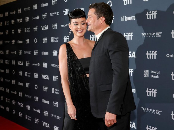 Orlando Bloom dan Katy Perry saat menghadiri premier The Cut TORONTO, ONTARIO - SEPTEMBER 05: (L-R) Katy Perry and Orlando Bloom attend the premiere of The Cut during the 2024 Toronto International Film Festival at Princess of Wales Theatre on September 05, 2024 in Toronto, Ontario. (Photo by Emma McIntyre/Getty Images)