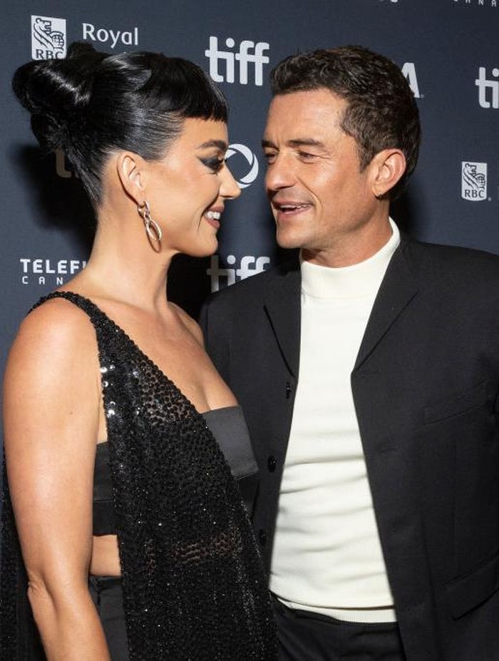 Orlando Bloom dan Katy Perry saat menghadiri premier The Cut TORONTO, ONTARIO - SEPTEMBER 05: (L-R) Katy Perry and Orlando Bloom attend the premiere of The Cut during the 2024 Toronto International Film Festival at Princess of Wales Theatre on September 05, 2024 in Toronto, Ontario. (Photo by Emma McIntyre/Getty Images)