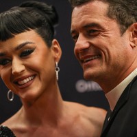 “Kami waktu itu seperti, tidak sungguh-sungguh dalam hubungan ini. Dia sedang berada dalam situasi khusus, karena dia saat itu baru menyelesaikan masa besar selibat, dan dia punya banyak keinginan. Sedangkan saya baru saja selesai dengan sebuah hubungan dan saya waktu itu merasa tidak bisa melanjutkan hal tersebut. Saya perlu pergi ke situasi yang lain, tapi saya juga punya banyak pekerjaan, tutur pelantun Dark Horse itu. Foto: Getty Images for RBC/Ryan Emberley