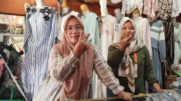 Para pedagang Pasar Kota Rembang memberikan dukungan penuh bagi Vivit-Gus Umam, Jumat (6/9/2024).