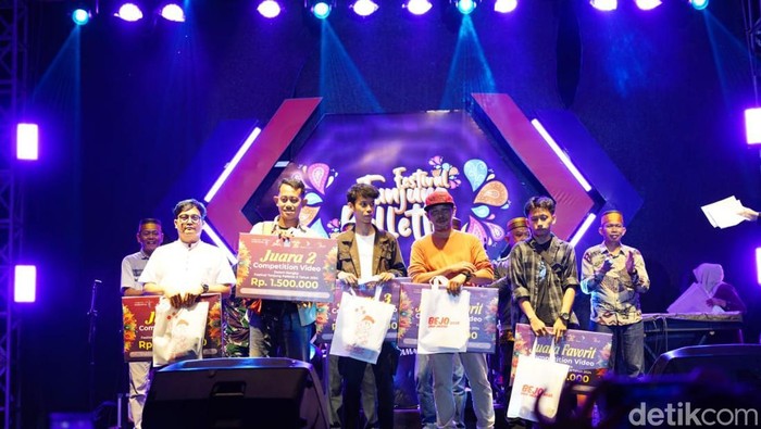Para pemenang lomba yang belum diberikan hadiah juara dalam Festival Tanjung Pallette Bone.