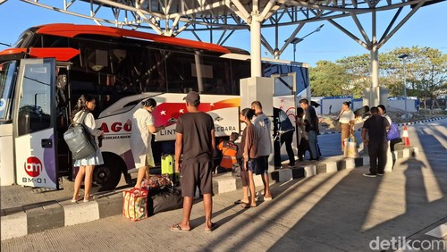 Para penumpang dan peziarah tengah antrean di terminal ALBN Bimoku, Kelurahan Lasiana, Kota Kupang, NTT, Jumat (6/9/2024). (Foto: Yufengki Bria/detikBali)