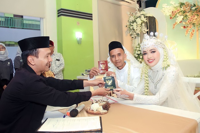 Foto Karman mantan kepala sekolah Yuniara (Ara), pasangan beda usia 41 tahun yang kini menikah. Kisahnya langsung viral di media sosial