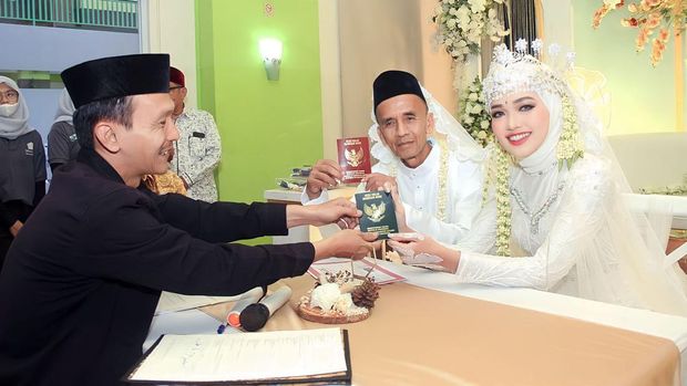 Foto Karman mantan kepala sekolah Yuniara (Ara), pasangan beda usia 41 tahun yang kini menikah. Kisahnya langsung viral di media sosial