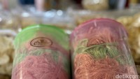 Gulali rambut tersebut dijual dalam kemasan toples mulai dari ukuran 250 gram. Harganya dibanderol sekitar Rp 25.000. Foto: detikcom/Riska Fitria