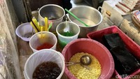 Jika ingin yang segar, kamu juga dengan mudah menemukan lapak penjual es dawet seharga Rp 3.000. Uniknya, dawetnya berwarna kuning bukan hijau. Foto: detikcom/Riska Fitria