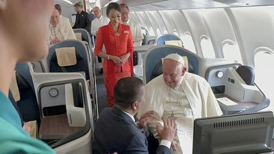 Potret Paus Fransiskus Terbang ke Papua Nugini Pakai Garuda
