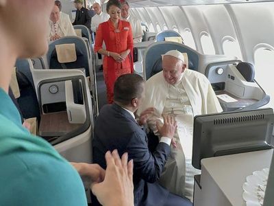 Potret Paus Fransiskus Terbang ke Papua Nugini Pakai Garuda