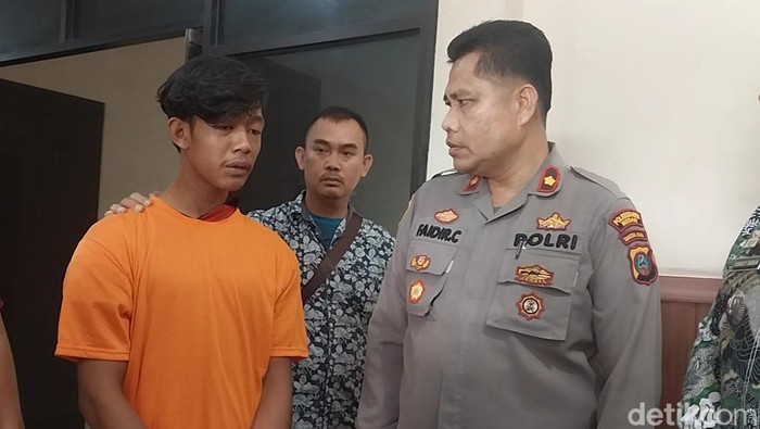 Pelaku Aidi saat diinterogasi pihak kepolisian. (Finta Rahyuni/detikSumut)