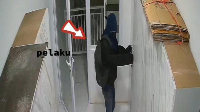Pelaku pencurian kartu ATM terekam CCTV