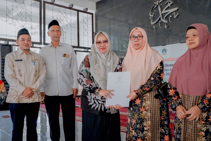 Pemberian Insentif ke Hafiz di Gresik