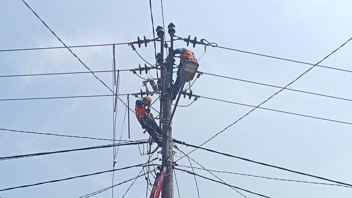 Pemeliharaan gardu listrik PLN.