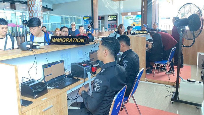Pemeriksaan keimigrasian di Bandara Internasional Komodo di Labuan Bajo, Manggarai Barat, NTT, Kamis (5/9/2024) (Dok. Kantor Imigrasi Kelas II TPI Labuan Bajo)