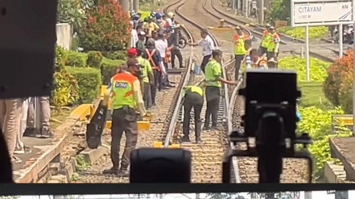 Pengendara sepeda motor yang tewas tertabrak KRL di daerah Citayam, Depok dievakuasi petugas.