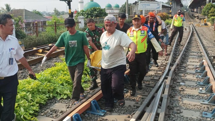 Pemotor tewas tertabrak KRL di Citayam