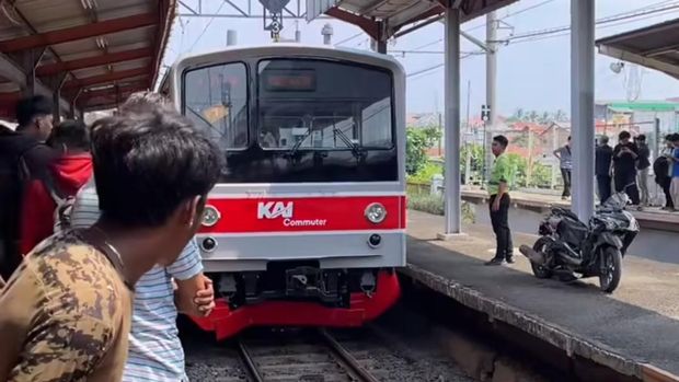 Pengendara sepeda motor yang tewas tertabrak KRL di daerah Citayam, Depok dievakuasi petugas.