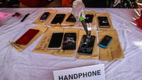 Petugas juga memusnahkan 10 unit telepon genggam.  