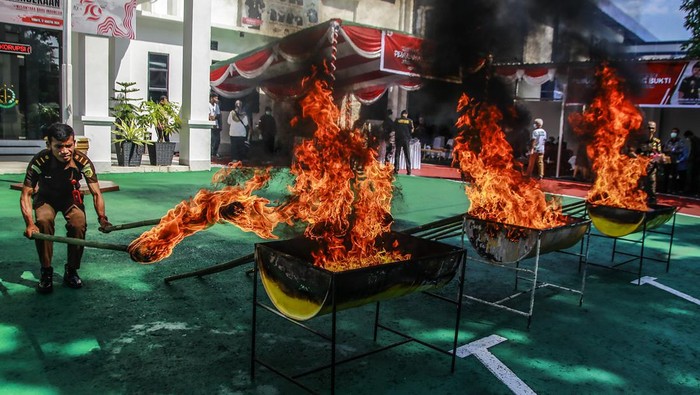 Petugas memusnahkan narkotika dengan cara dibakar saat pemusnahan barang bukti perkara tindak pidana umum di halaman Kantor Kejaksaan Negeri Ternate, Maluku Utara, Jumat (6/9/2024). Kejaksaan Negeri Ternate memusnahkan barang bukti perkara tindak pidana periode Juni-Agustus 2024 berupa 728,29 gram ganja, 20,19 gram sabu-sabu , dan 10 unit telepon genggam serta barang bukti lainya yang telah berkekuatan hukum tetap guna menghindari penyalahgunaan. ANTARA FOTO/Andri Saputra/nym.
