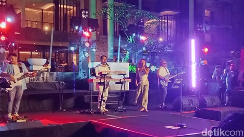 Penampilan Indra Lesmana, Teza, dan Eva di O Beach Music Festival, Jumat (6/9/2024). (Aryo Mahendro/detikBali)