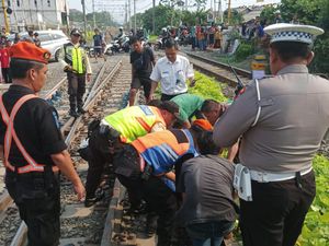 6 Fakta Nahas Pemotor Wanita Tertabrak KRL di Citayam hingga Tewas