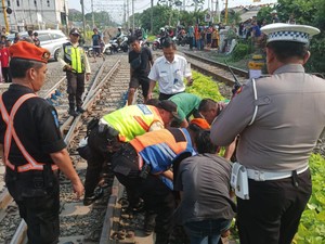 6 Fakta Nahas Pemotor Wanita Tertabrak KRL di Citayam hingga Tewas