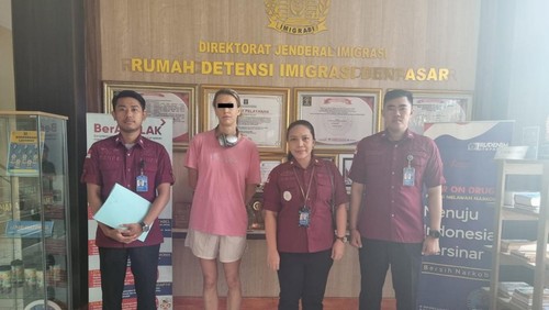 Perempuan Rusia berinisial AA (dua dari kiri) dideportasi setelah terciduk menjadi pekerja seks komersial (PSK) di kawasan Seminyak, Kecamatan Kuta, Kabupaten Badung, Bali. (Foto: Dok. Redenim Denpasar)