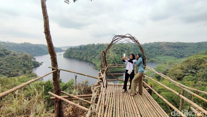 Pesona Keindahan Waduk Leuwikeris di Obyek Wisata Karang Hantu Ciamis