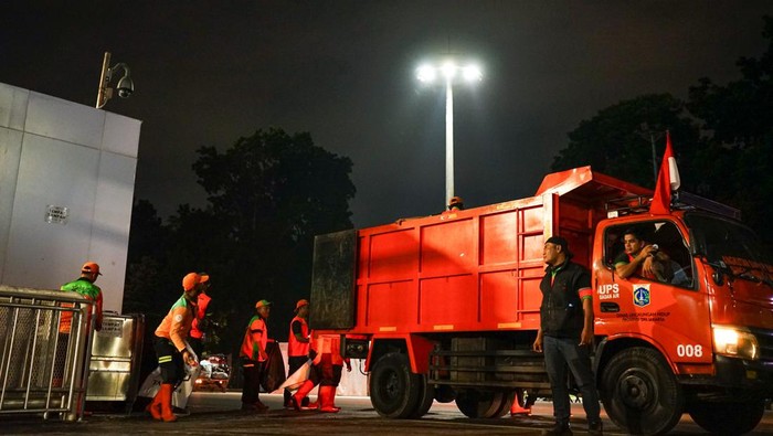Petugas DLH DKI angkut sampah dari GBK usai misa (dok. DLH DKI)