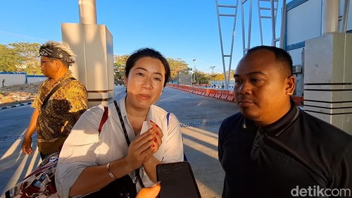 Peziarah asal Taiwan Kristiana Chien (kemeja putih) saat ditemui di Terminal ALBN Bimoku, Kelurahan Lasiana, Kota Kupang, NTT, Jumat (6/9/2024). (Foto: Yufengki Bria/detikBali)