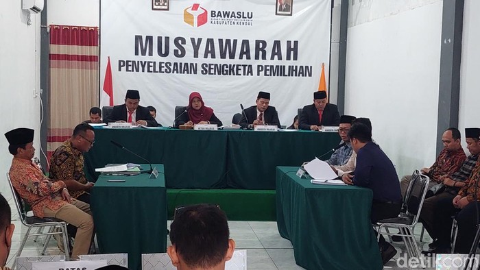 Suasana musyawarah terbuka sengketa pilkada paslon Dico Ganinduto-Ali Nurudin dengan KPU Kendal di Bawaslu Kendal, Jumat (6/9/2024).