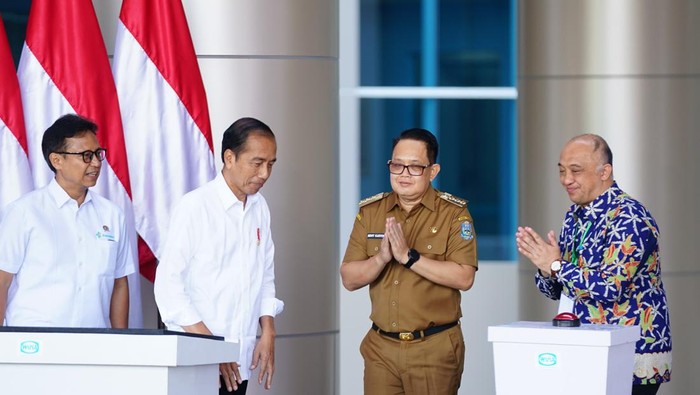 Pj Gubernur Jatim mendampingi Jokowi meresmikan RS Kemenkes Surabaya