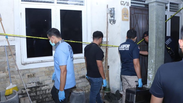 Polisi melakukan olah TKP penemuan mayat pasutri di Cipondoh, Kota Tangerang.
