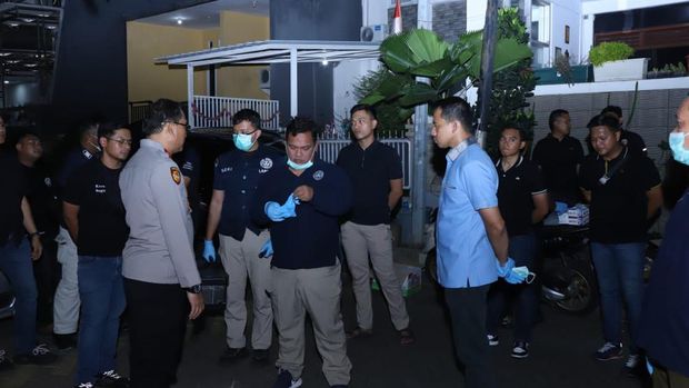 Polisi melakukan olah TKP penemuan mayat pasutri di Cipondoh, Kota Tangerang.