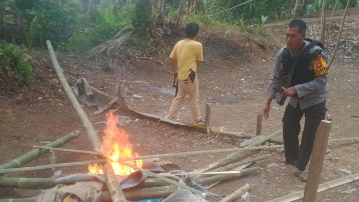 Polisi melakukan pembongkaran area judi sabung ayam di Kabupaten Empat Lawang.